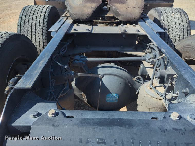 image for item NG9833 2020 Kenworth  T680 semi truck