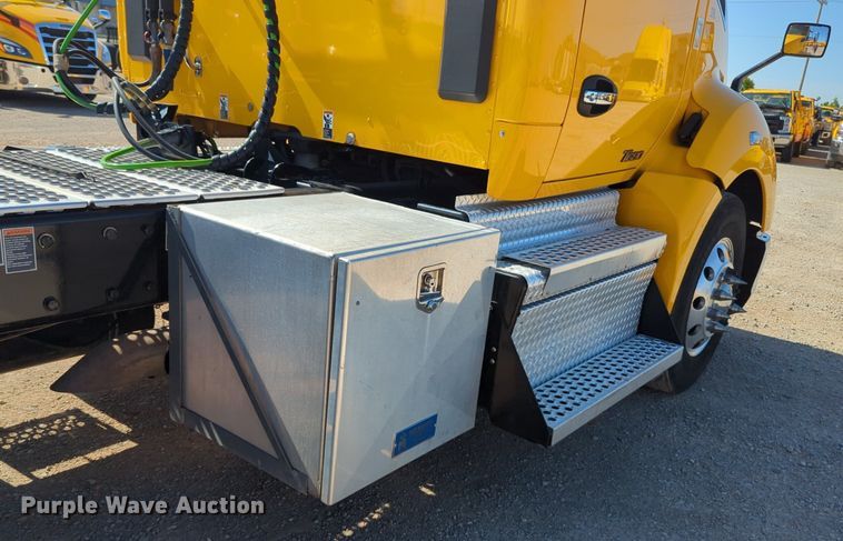 image for item NG9833 2020 Kenworth  T680 semi truck