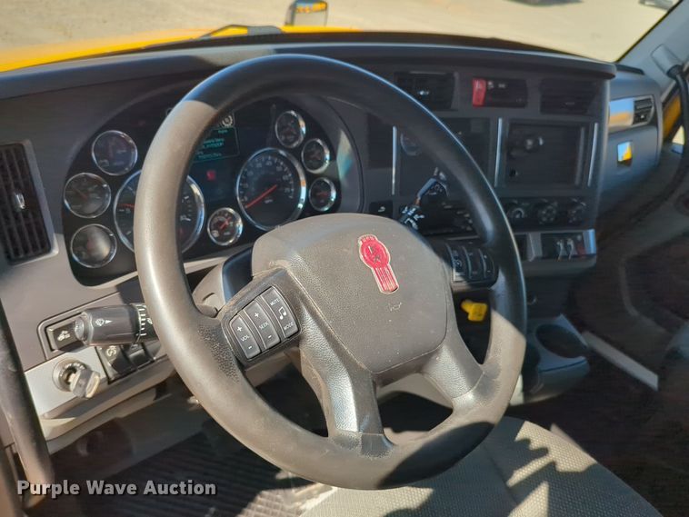 image for item NG9833 2020 Kenworth  T680 semi truck