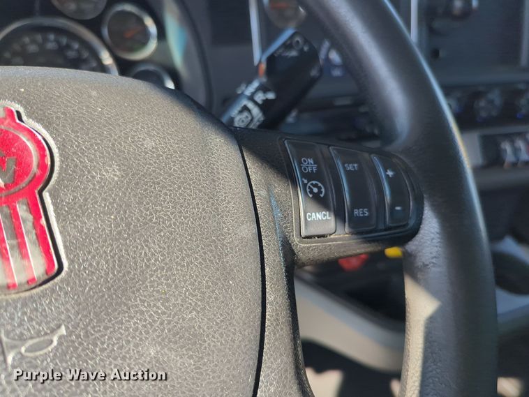 image for item NG9833 2020 Kenworth  T680 semi truck