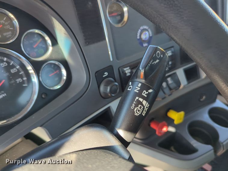 image for item NG9833 2020 Kenworth  T680 semi truck