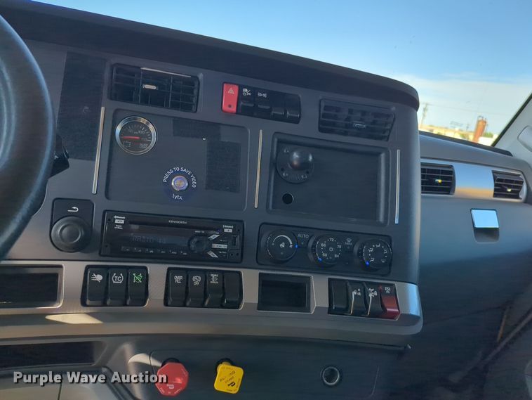 image for item NG9833 2020 Kenworth  T680 semi truck