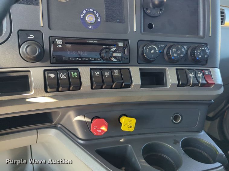 image for item NG9833 2020 Kenworth  T680 semi truck