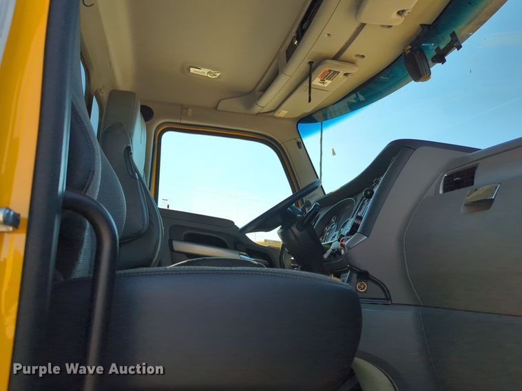 image for item NG9833 2020 Kenworth  T680 semi truck