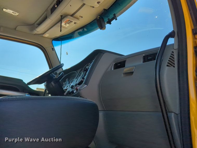 image for item NG9833 2020 Kenworth  T680 semi truck