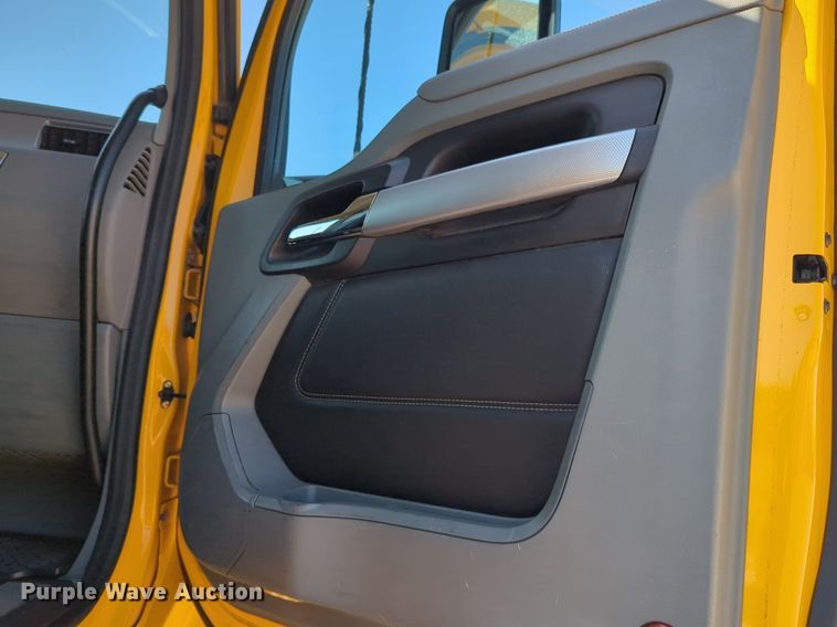 image for item NG9833 2020 Kenworth  T680 semi truck