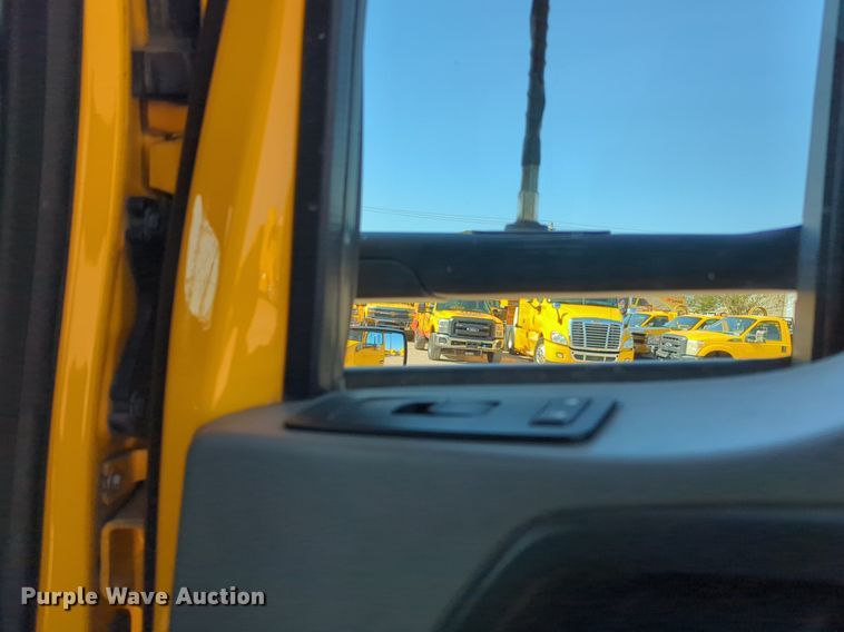 image for item NG9833 2020 Kenworth  T680 semi truck