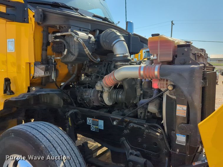 image for item NG9833 2020 Kenworth  T680 semi truck