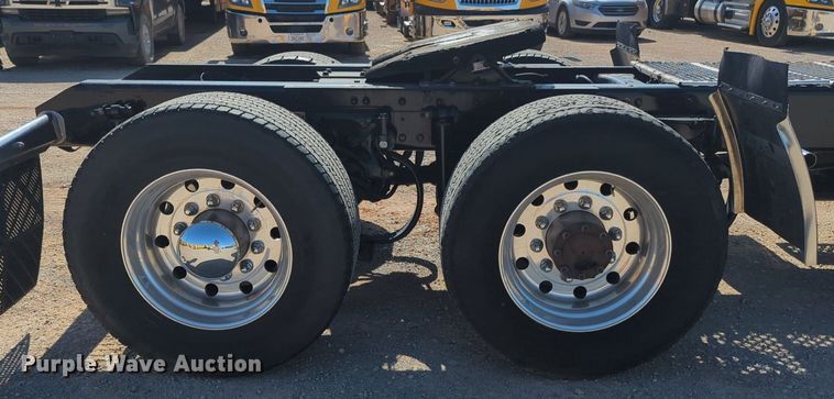 image for item NG9833 2020 Kenworth  T680 semi truck