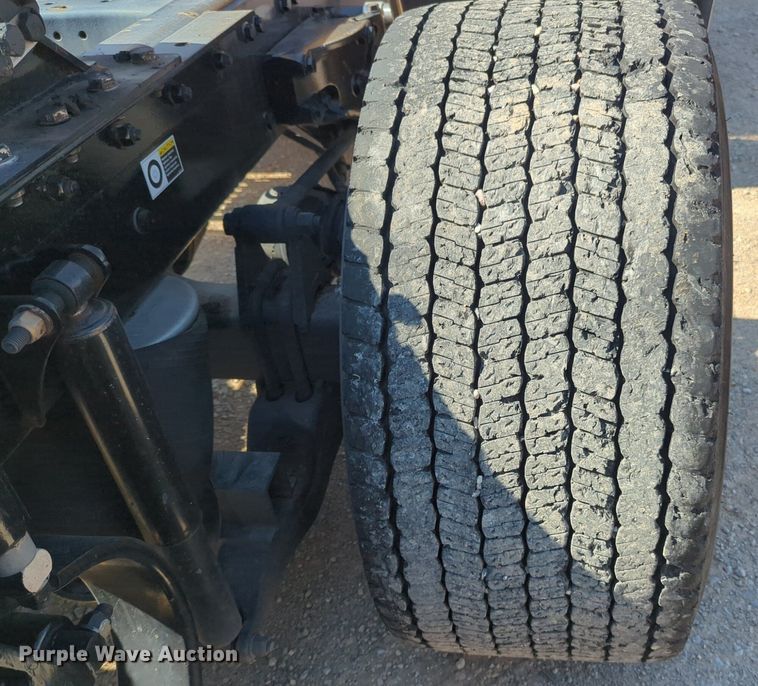 image for item NG9833 2020 Kenworth  T680 semi truck