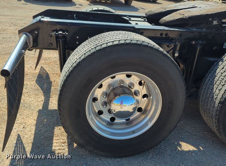 image for item NG9833 2020 Kenworth  T680 semi truck