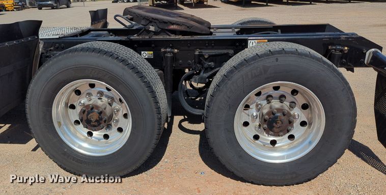 image for item NG9833 2020 Kenworth  T680 semi truck