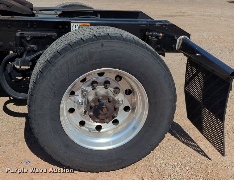 image for item NG9833 2020 Kenworth  T680 semi truck