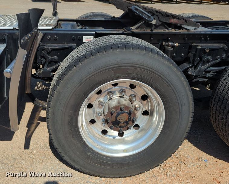 image for item NG9833 2020 Kenworth  T680 semi truck