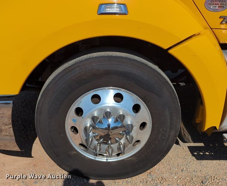 image for item NG9833 2020 Kenworth  T680 semi truck