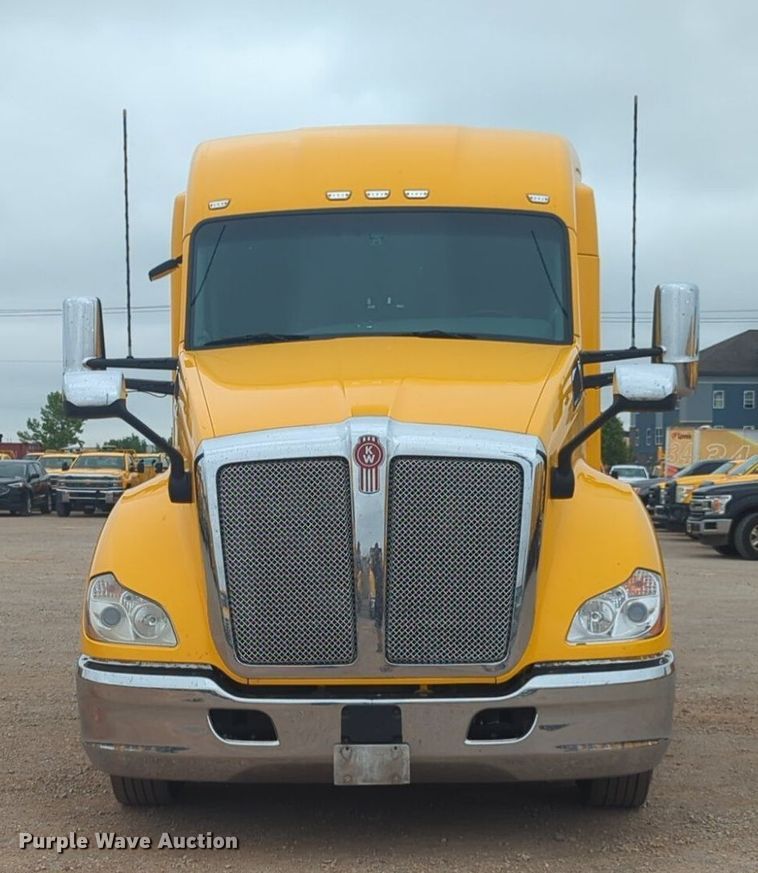 image for item NG9835 2019 Kenworth T680 semi truck