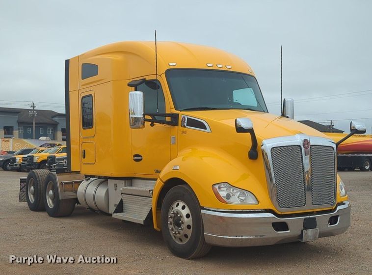 image for item NG9835 2019 Kenworth T680 semi truck