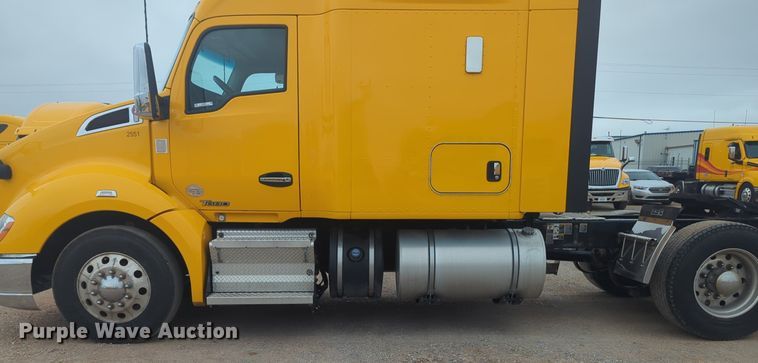 image for item NG9835 2019 Kenworth T680 semi truck