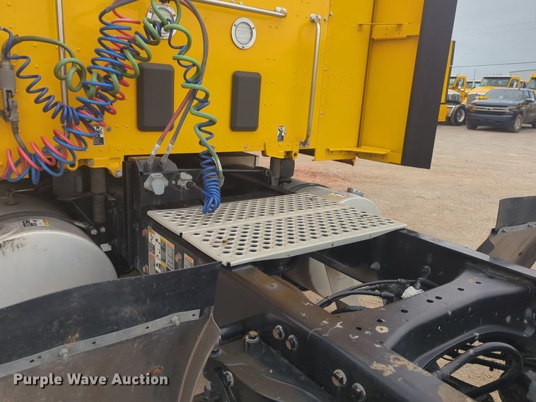 image for item NG9835 2019 Kenworth T680 semi truck