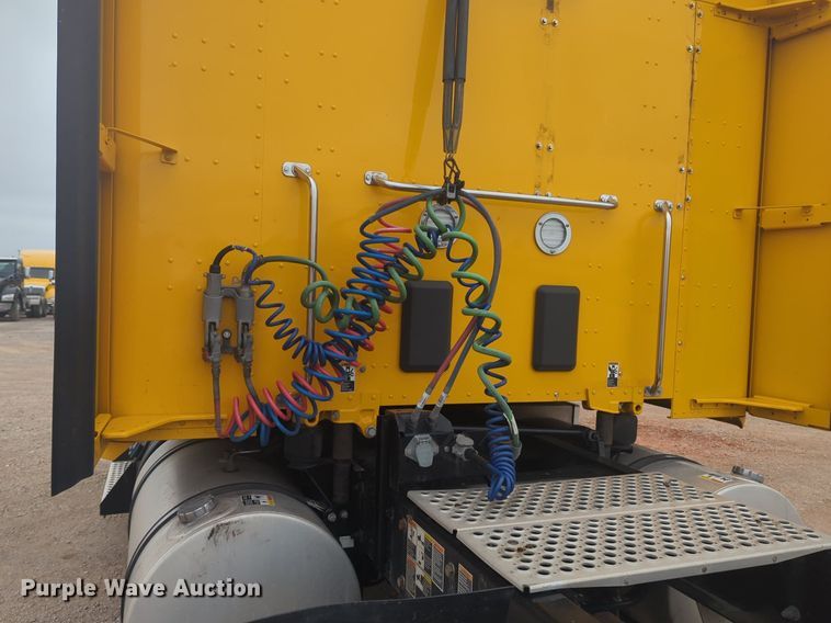 image for item NG9835 2019 Kenworth T680 semi truck
