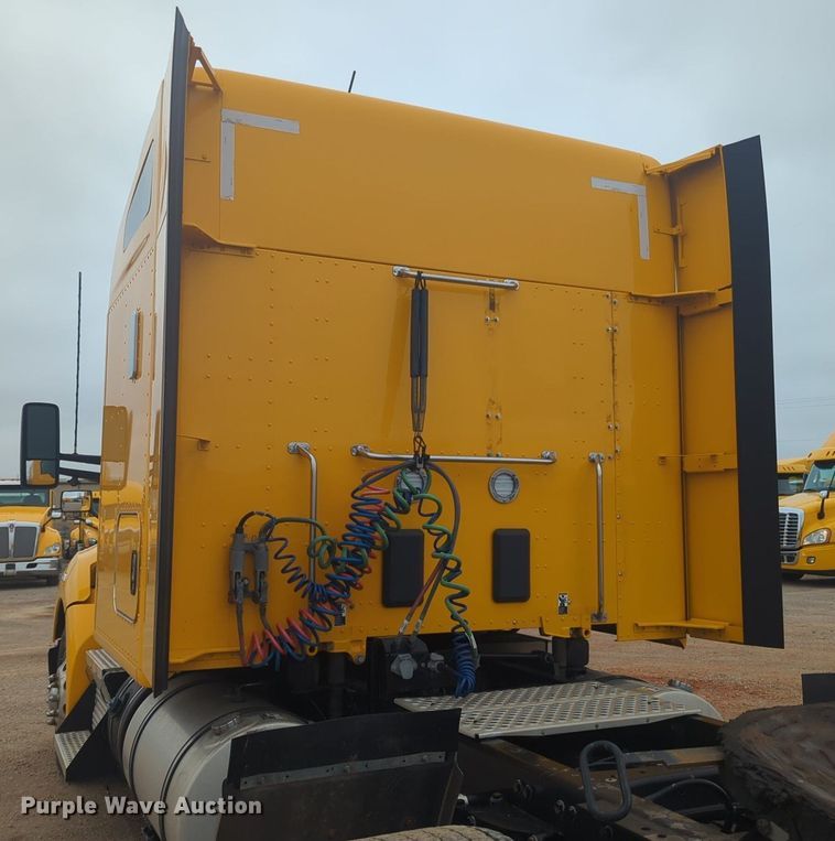 image for item NG9835 2019 Kenworth T680 semi truck