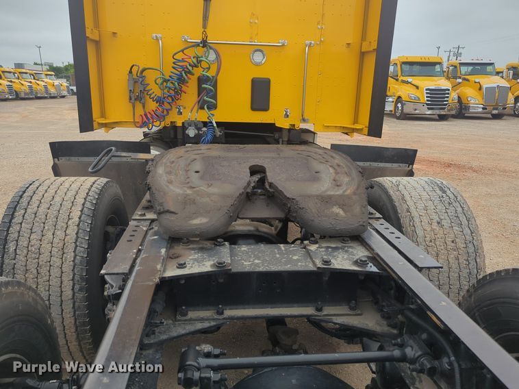 image for item NG9835 2019 Kenworth T680 semi truck