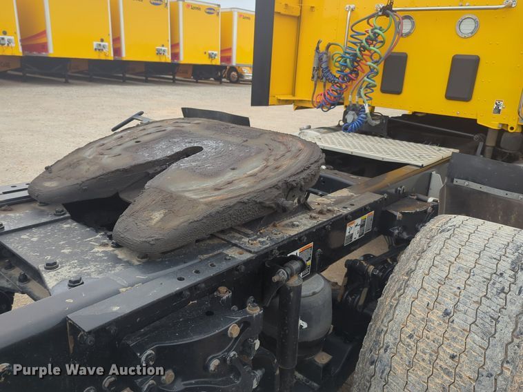 image for item NG9835 2019 Kenworth T680 semi truck