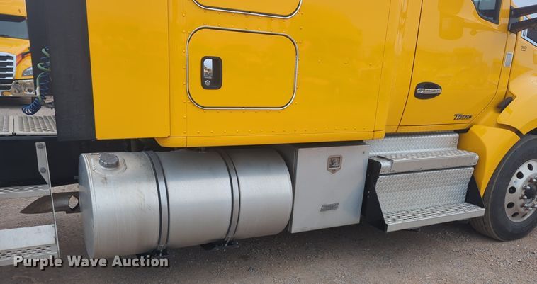 image for item NG9835 2019 Kenworth T680 semi truck