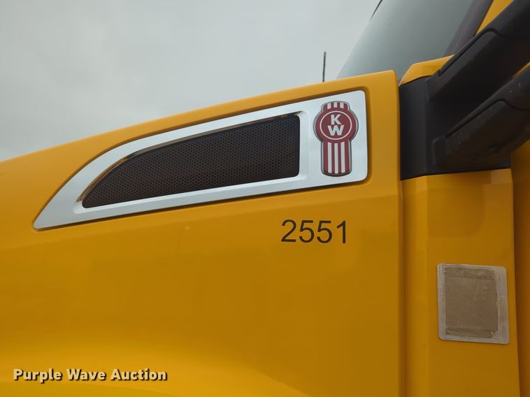 image for item NG9835 2019 Kenworth T680 semi truck