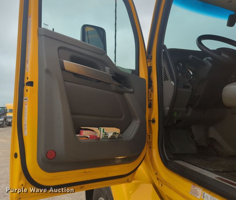 image for item NG9835 2019 Kenworth T680 semi truck