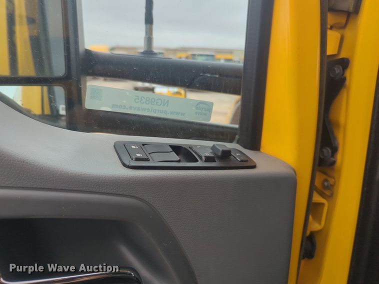 image for item NG9835 2019 Kenworth T680 semi truck