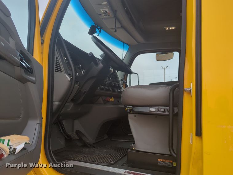 image for item NG9835 2019 Kenworth T680 semi truck