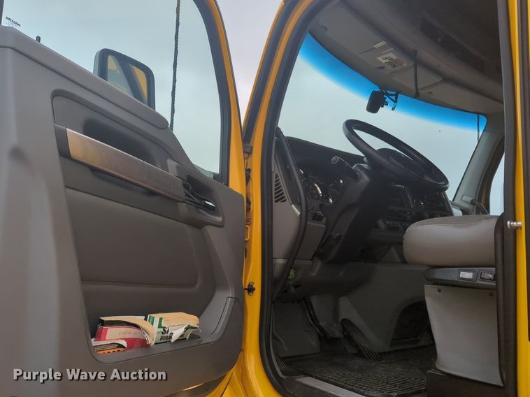 image for item NG9835 2019 Kenworth T680 semi truck