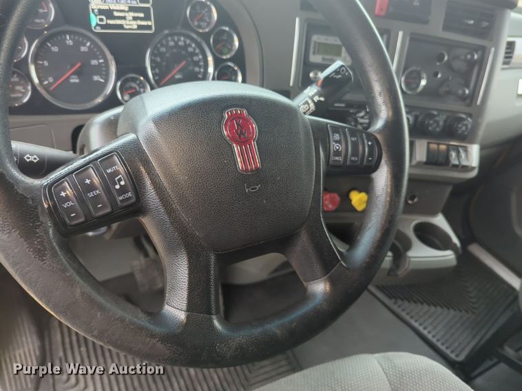 image for item NG9835 2019 Kenworth T680 semi truck