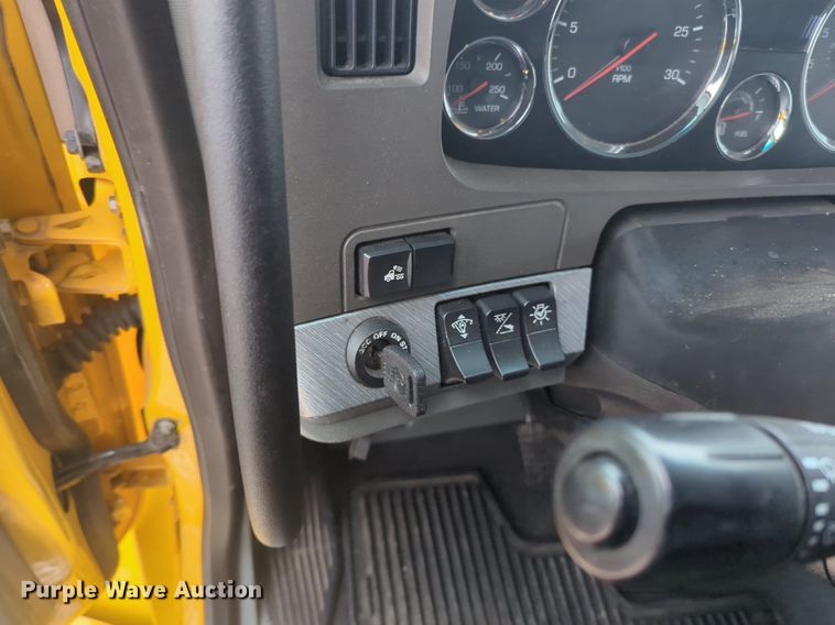 image for item NG9835 2019 Kenworth T680 semi truck