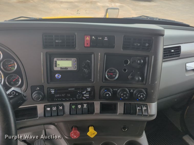 image for item NG9835 2019 Kenworth T680 semi truck