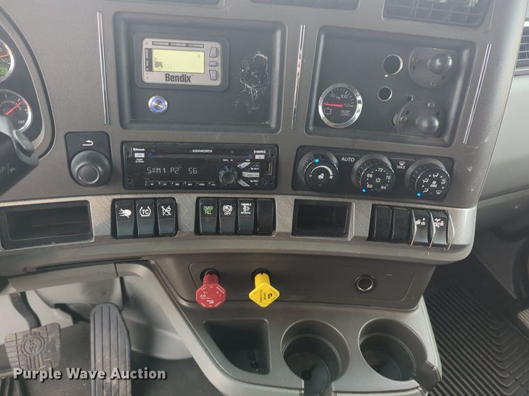 image for item NG9835 2019 Kenworth T680 semi truck