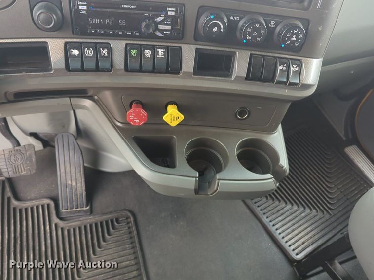 image for item NG9835 2019 Kenworth T680 semi truck