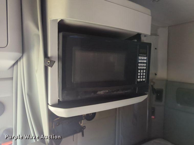 image for item NG9835 2019 Kenworth T680 semi truck