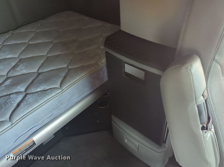 image for item NG9835 2019 Kenworth T680 semi truck