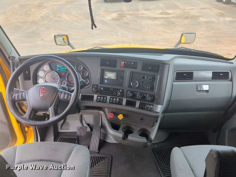 image for item NG9835 2019 Kenworth T680 semi truck
