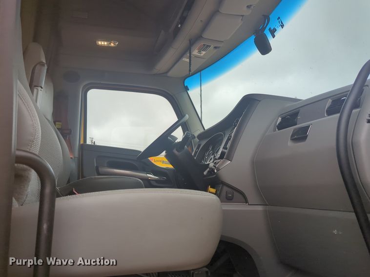 image for item NG9835 2019 Kenworth T680 semi truck