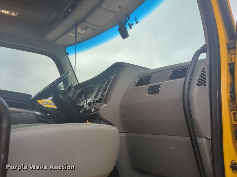 image for item NG9835 2019 Kenworth T680 semi truck