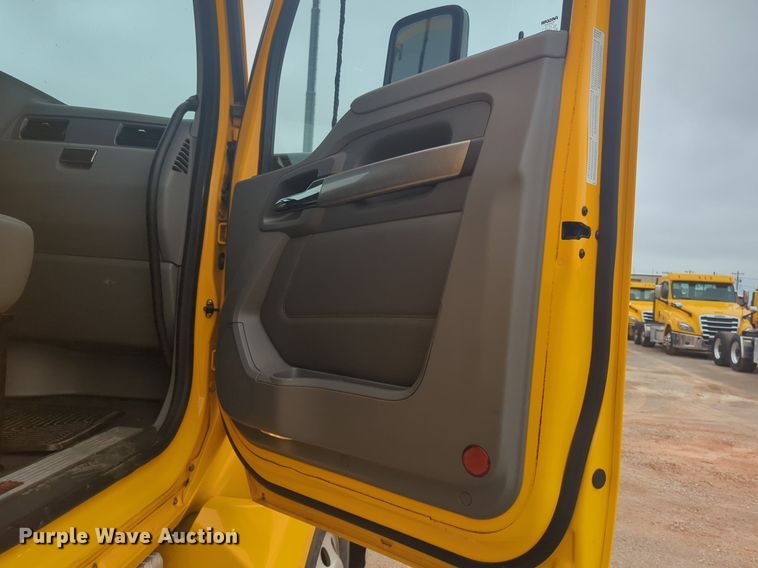 image for item NG9835 2019 Kenworth T680 semi truck