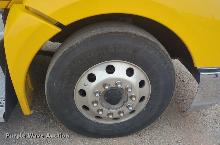 image for item NG9835 2019 Kenworth T680 semi truck