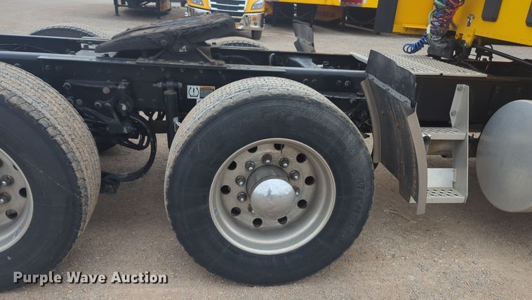 image for item NG9835 2019 Kenworth T680 semi truck