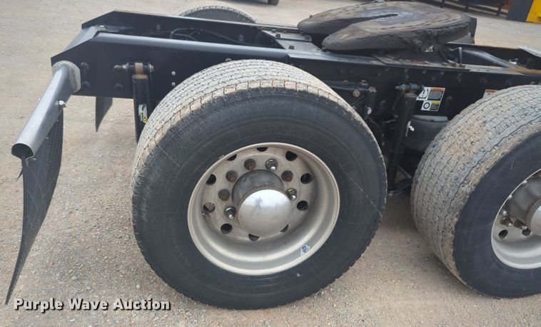 image for item NG9835 2019 Kenworth T680 semi truck