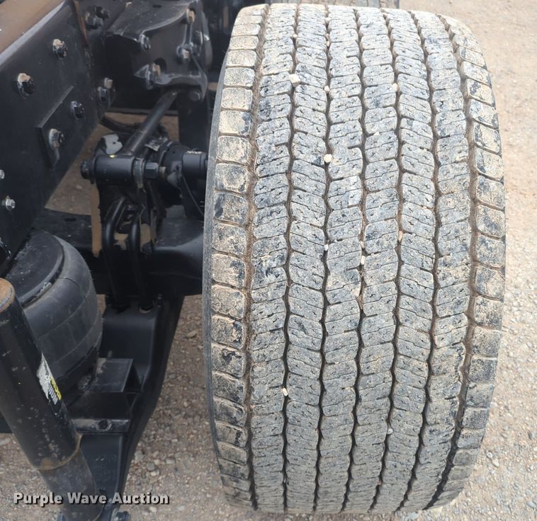 image for item NG9835 2019 Kenworth T680 semi truck