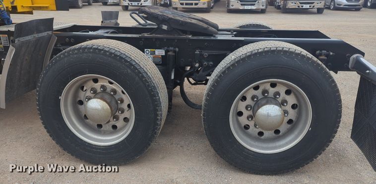 image for item NG9835 2019 Kenworth T680 semi truck