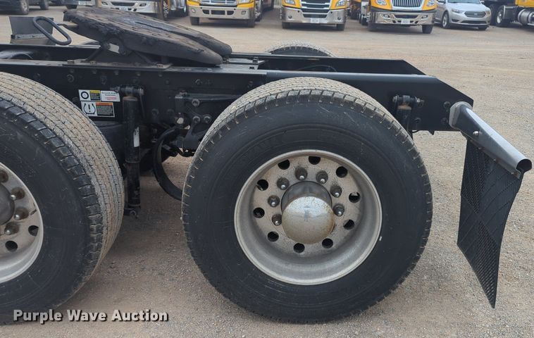 image for item NG9835 2019 Kenworth T680 semi truck